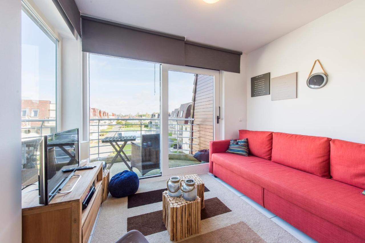 Modern With Terrace & Public Pool Appartement Bredene