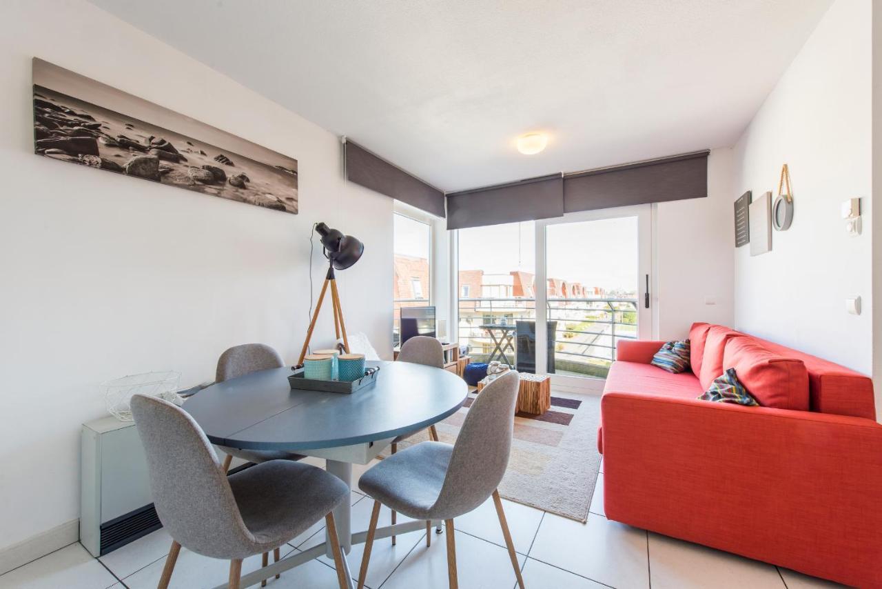 Modern With Terrace & Public Pool Appartement Bredene